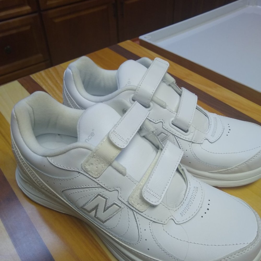 NEW BALANCE TENNIS SHOES 9.5 MEN